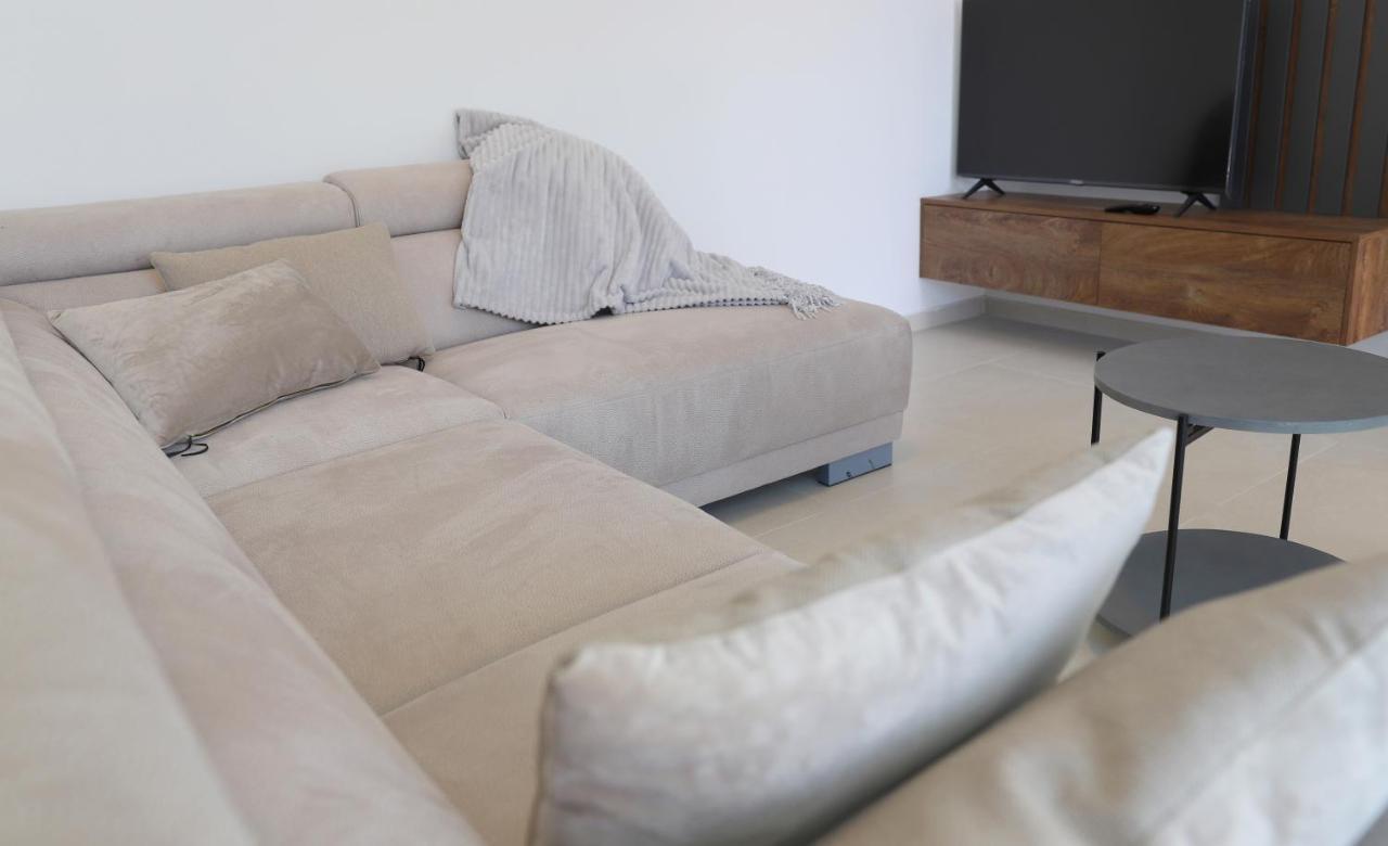 Brand New Apartment With Private Pool Нівице Екстер'єр фото